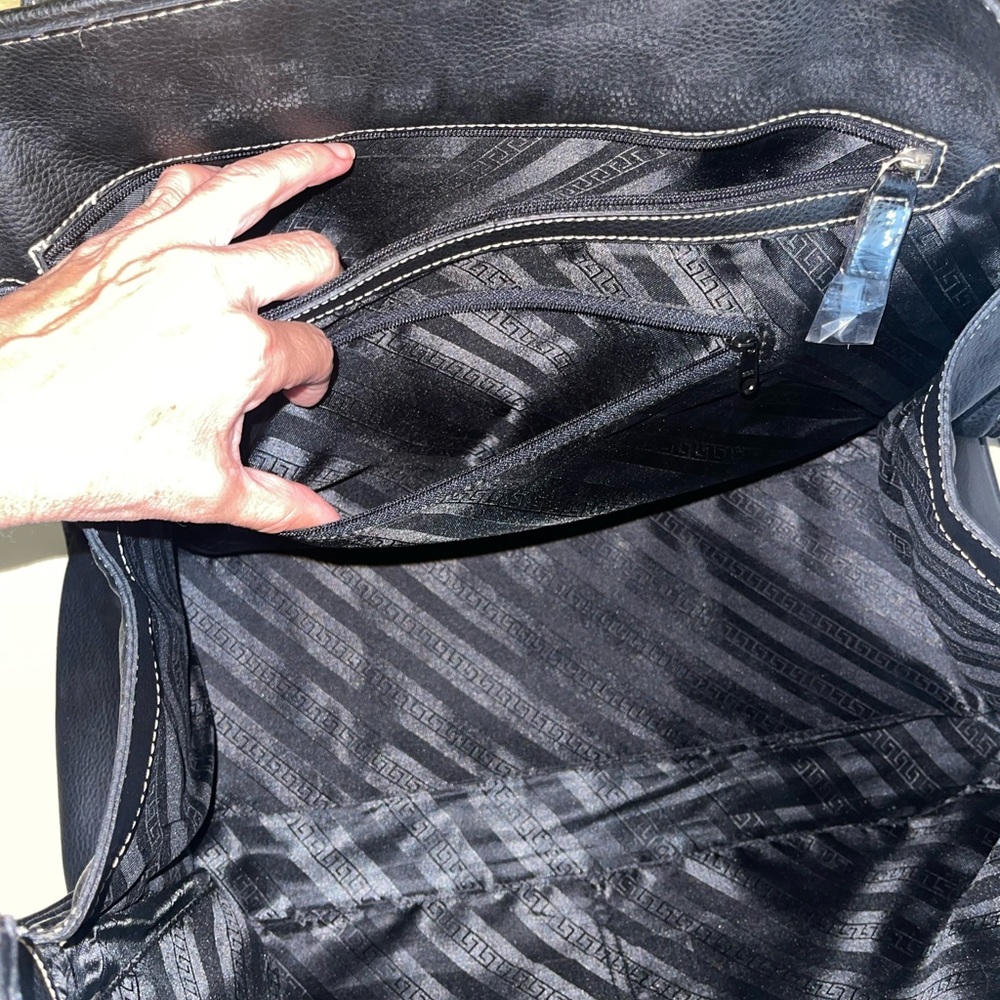 Elegant Black Tod's Leather Handbag - Picture 8 of 12